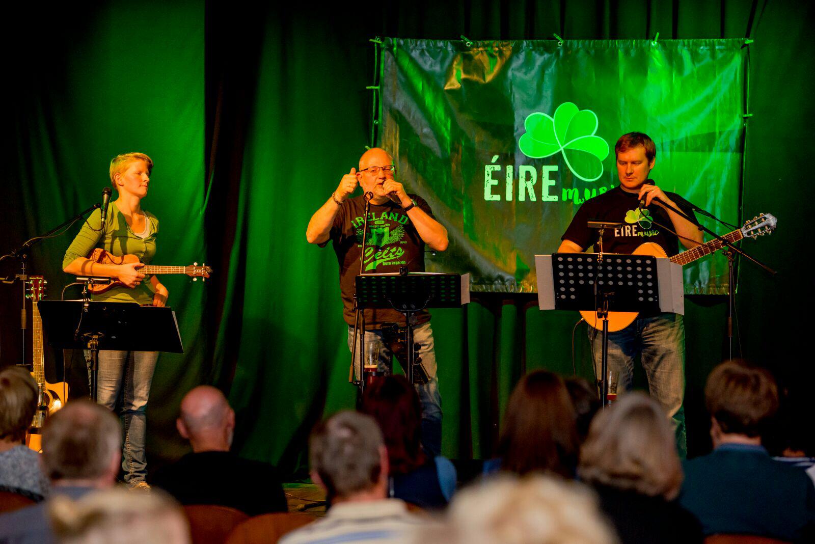 Die Band Éire Musik auf der Bühne